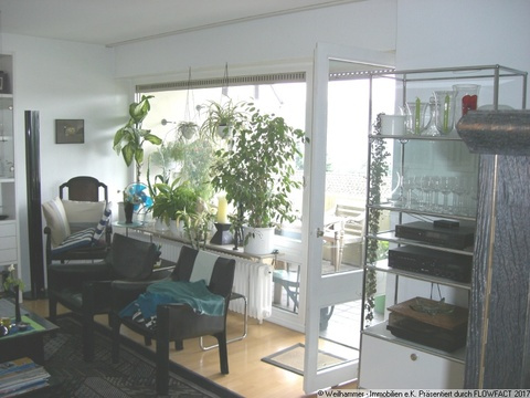 Wohnbereich mit Ausgang zum Balkon