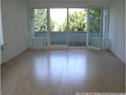 gr Wohnbereich mit Ausgang zum Balkon