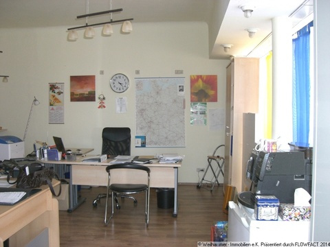 Eingang mit Büro