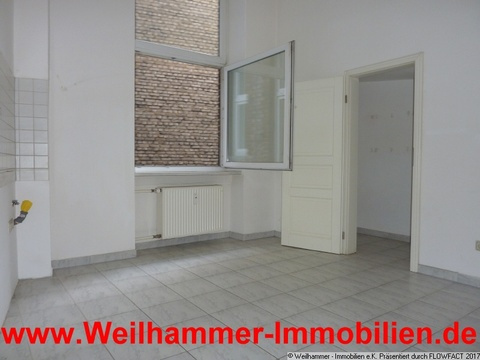 große Küche mit Hauswirtschaftraum