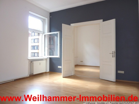 hoche Räüne, alte Türen mit Stuck an der Decke