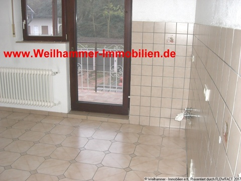 Küche mit Ausgang zum Balkon