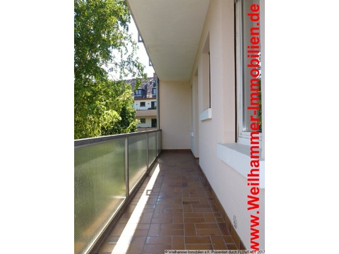 großer sonniger Balkon