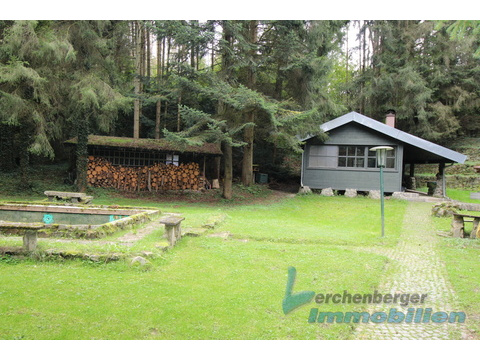 Hütte und Holzschuppen.jpg