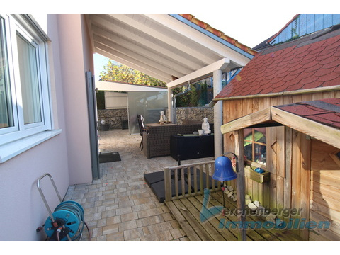 Terrasse mit Outdoor-Küche