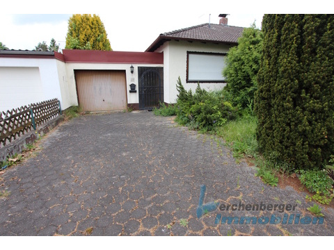 Ansicht mit Garage