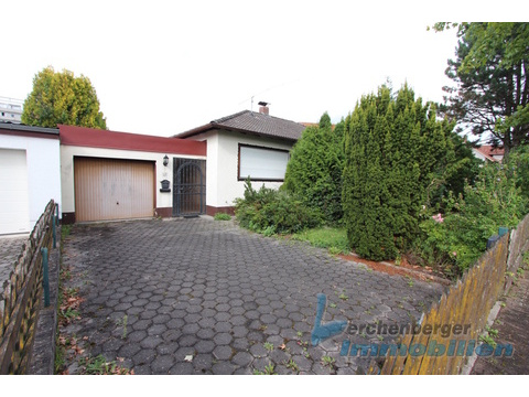 Hofeinfahrt mit Garage