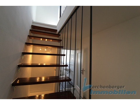 Treppe zum Obergeschoß.jpg