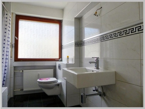 BAD MIT DUSCHE UND WANNE
