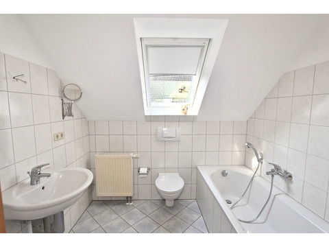 Bad mit Wanne im DG