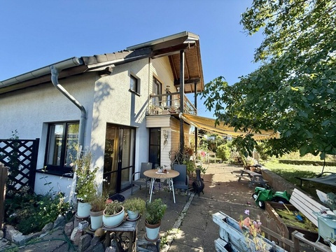 Hausansicht mit Terrasse