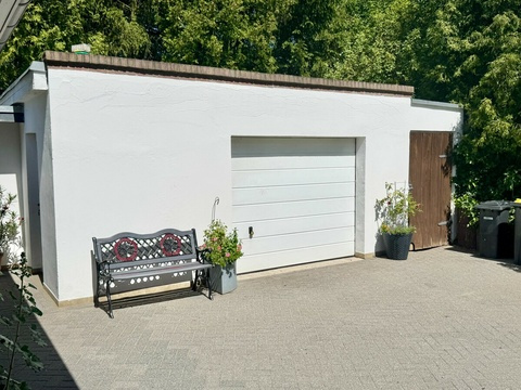 Garage mit elektrischem Tor