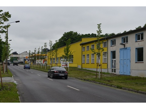 Blick in die Straße nach links, Gewerbe, Tankstelle