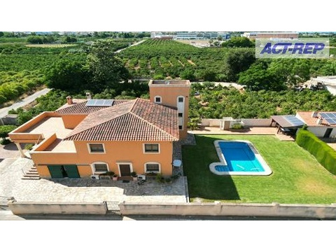 Villa kaufen in Pamis, 1.800 m² Grundstück, 320 m² Wohnfläche, 5 Zimmer