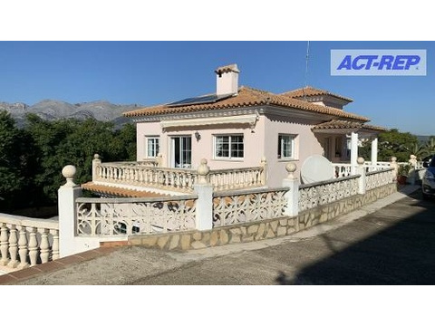 Villa kaufen in Orba, 1.200 m² Grundstück, 320 m² Wohnfläche, 7 Zimmer