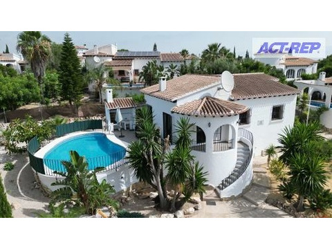 Villa kaufen in Pego, 618 m² Grundstück, 148 m² Wohnfläche, 4 Zimmer