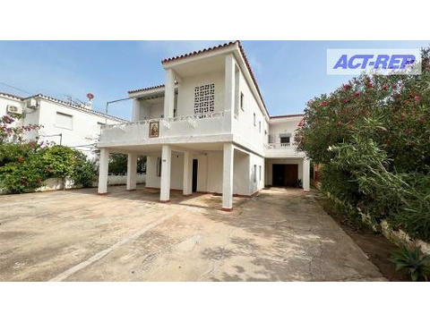 Strandhaus kaufen in Dénia, 580 m² Grundstück, 324 m² Wohnfläche, 13 Zimmer