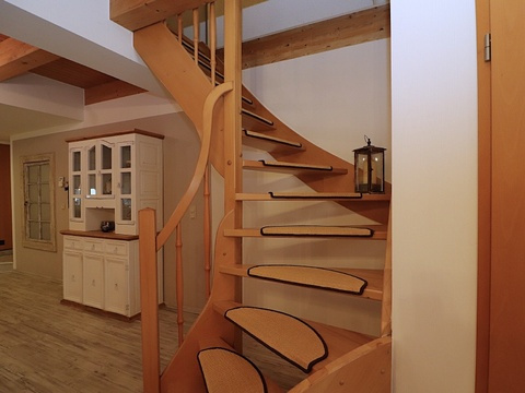 Bild 12 Treppe zum Obergeschoss (KI-optimiert)