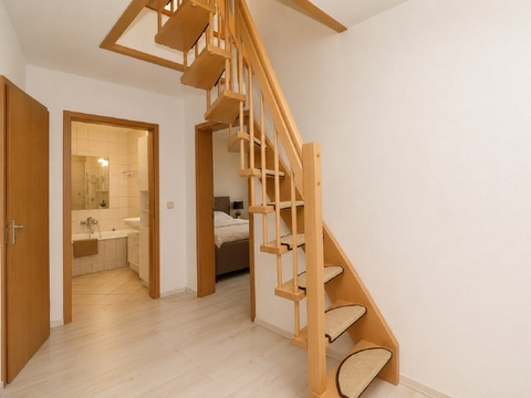 Bild 18 Treppe zum Spitzboden (KI-optimiert)