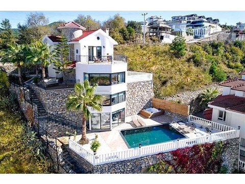 Villa kaufen in Kargıcak, mit Garage, 704 m² Grundstück, 310 m² Wohnfläche, 6 Zimmer