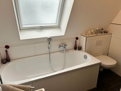Bad mit Wanne und Dusche