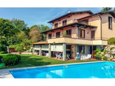 Villa kaufen in Besozzo, 1.200 m² Grundstück, 350 m² Wohnfläche, 6 Zimmer