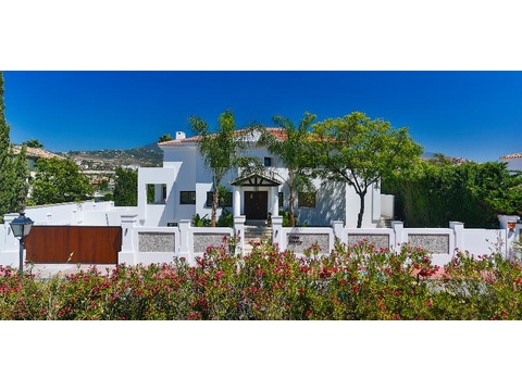 Villa kaufen in Marbella Nueva Andalucía, 1.037 m² Grundstück, 446 m² Wohnfläche, 6 Zimmer