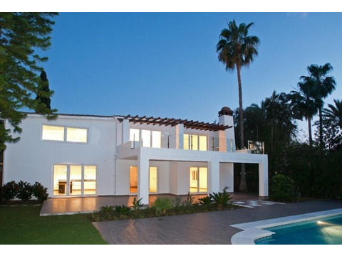 Villa kaufen in Marbella Nueva Andalucía, 1.050 m² Grundstück, 398 m² Wohnfläche, 4 Zimmer