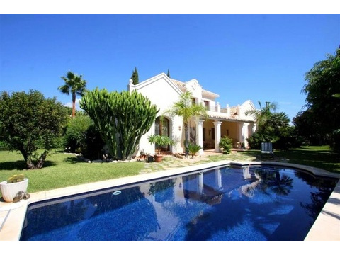 Villa kaufen in Estepona, 1.450 m² Grundstück, 324 m² Wohnfläche, 3 Zimmer