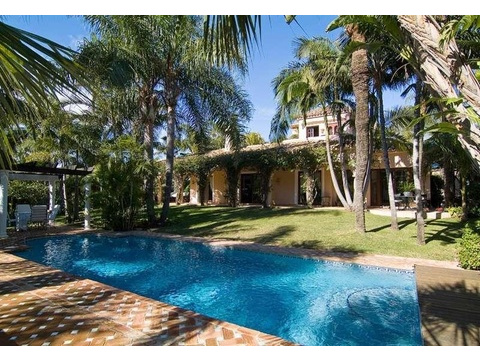 Villa kaufen in Nueva Andalucía, 4.000 m² Grundstück, 394 m² Wohnfläche, 4 Zimmer