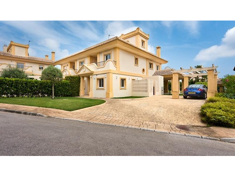 Villa kaufen in Malaga, 447 m² Grundstück, 246 m² Wohnfläche, 4 Zimmer