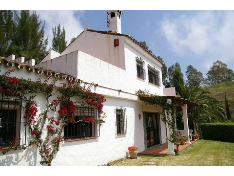 Haus kaufen in Estepona, 17.000 m² Grundstück, 100 m² Wohnfläche, 2 Zimmer