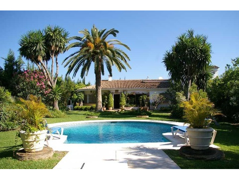 Villa kaufen in Estepona, 1.500 m² Grundstück, 220 m² Wohnfläche, 4 Zimmer