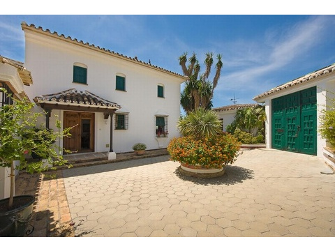 Villa kaufen in Benalmádena, 5.475 m² Grundstück, 550 m² Wohnfläche, 5 Zimmer