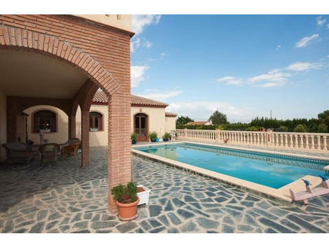 Villa kaufen in Alhaurín de la Torre, 7.109 m² Grundstück, 320 m² Wohnfläche, 5 Zimmer