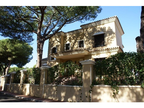 Villa kaufen in Las Chapas, 704 m² Grundstück, 275 m² Wohnfläche, 4 Zimmer