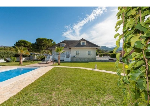 Villa kaufen in Alhaurín de la Torre, 1.486 m² Grundstück, 247 m² Wohnfläche, 7 Zimmer