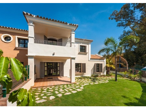 Stadthaus kaufen in San Pedro de Alcántara, 282 m² Grundstück, 174 m² Wohnfläche, 4 Zimmer