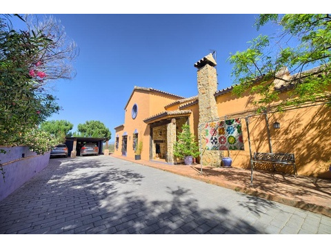 Villa kaufen in Estepona, 5.000 m² Grundstück, 218 m² Wohnfläche, 3 Zimmer