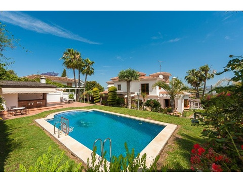 Villa kaufen in Alhaurín de la Torre, 1.300 m² Grundstück, 619 m² Wohnfläche, 5 Zimmer
