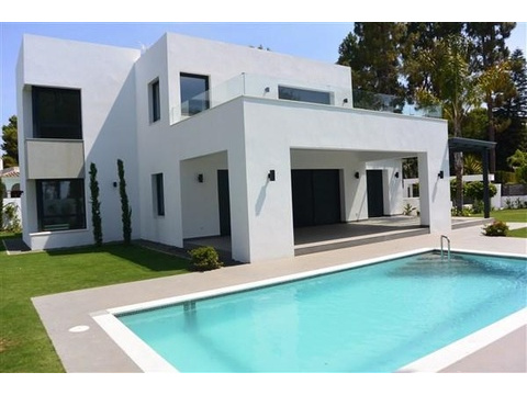 Villa kaufen in Estepona, 1.040 m² Grundstück, 450 m² Wohnfläche, 4 Zimmer