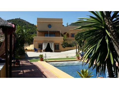 Villa kaufen in Alhaurín de la Torre, 2.545 m² Grundstück, 310 m² Wohnfläche, 4 Zimmer