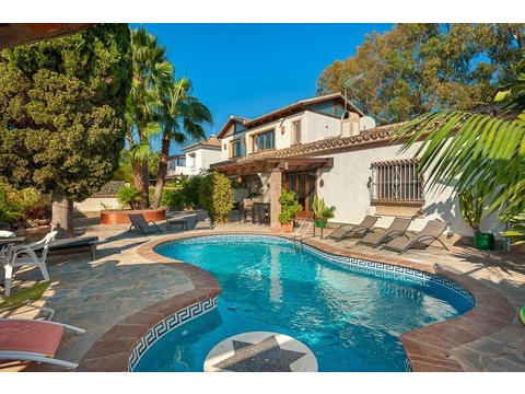 Villa kaufen in Estepona, 604 m² Grundstück, 236 m² Wohnfläche, 5 Zimmer