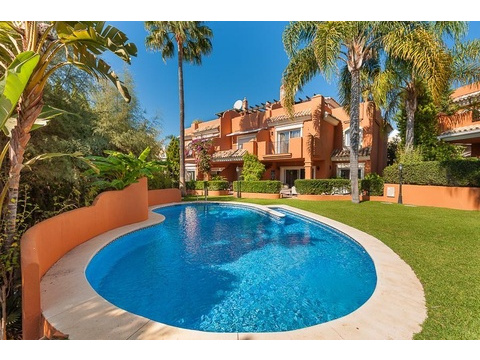 Stadthaus kaufen in Los Monteros, 55 m² Grundstück, 150 m² Wohnfläche, 3 Zimmer