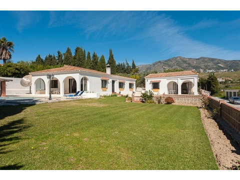 Villa kaufen in Fuengirola, 1.073 m² Grundstück, 266 m² Wohnfläche, 5 Zimmer