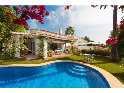 Villa kaufen in Estepona, 870 m² Grundstück, 187 m² Wohnfläche, 3 Zimmer