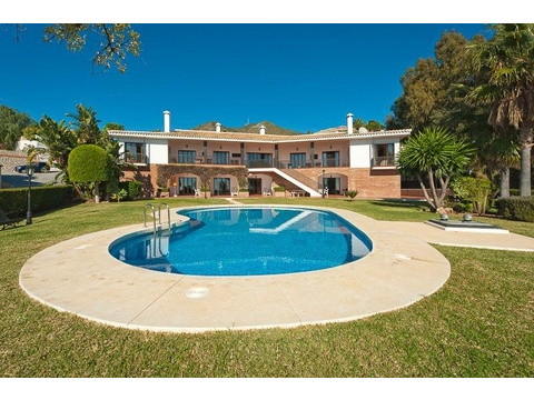 Villa kaufen in Benalmádena, 3.814 m² Grundstück, 948 m² Wohnfläche, 7 Zimmer