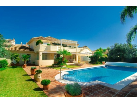 Villa kaufen in Marbella, 1.109 m² Grundstück, 400 m² Wohnfläche, 3 Zimmer