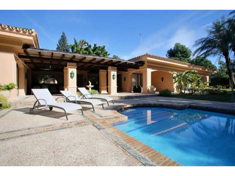 Villa kaufen in Nueva Andalucía, 3.668 m² Grundstück, 963 m² Wohnfläche, 6 Zimmer