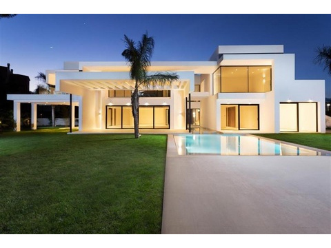Villa kaufen in San Pedro de Alcantara, 1.266 m² Grundstück, 799 m² Wohnfläche, 3 Zimmer